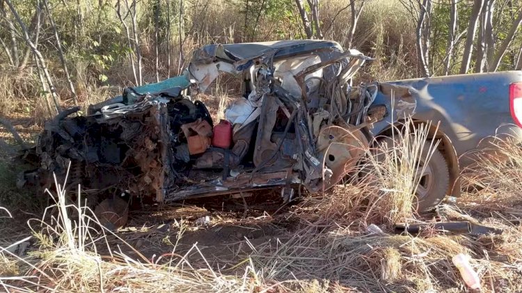 Motorista de caminhonete morre após batida com ônibus na MGC-122, em Janaúba