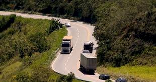 Vídeo: carreta tomba e ‘onda de milho’ cobre margem de rodovia no interior de MG