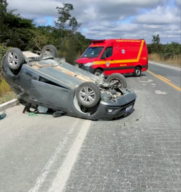 Casal e filhas ficam feridos em capotamento de carro na BR-251