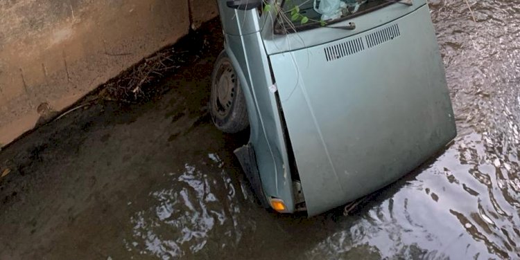 FOTOS: carro capota e fica dependurado em córrego no interior de Minas; motorista morreu no local