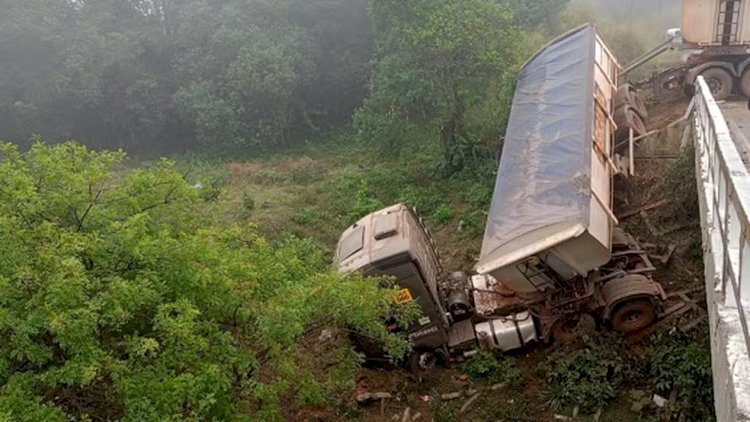 Carreta de 26 metros cai de ponte e motorista sobrevive na BR-265