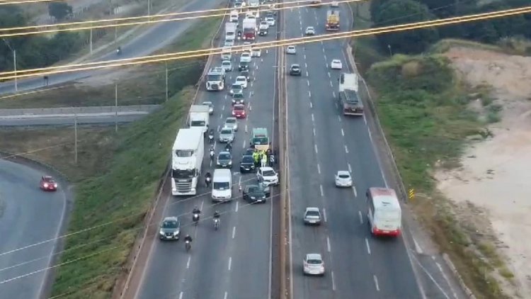 Engavetamento com quatro veículos complica trânsito na Fernão Dias em Betim (MG)