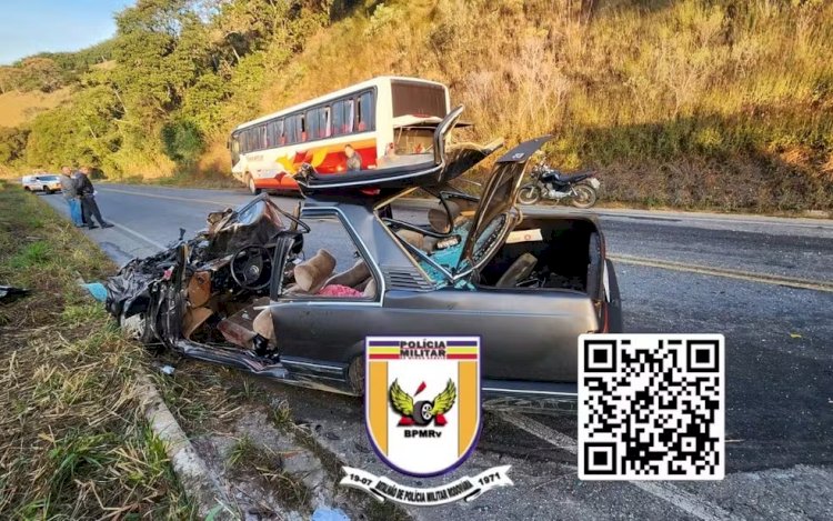 Carro invade contramão e bate de frente com ônibus na MGC-383, em Maria da Fé, MG