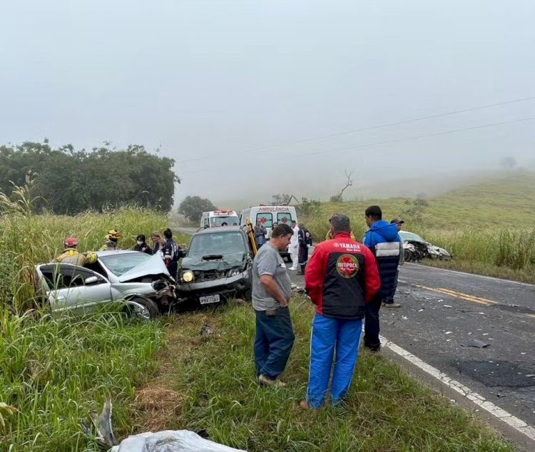 Sobe para 4 o número de mortos em acidente entre três carros na BR-267, entre Bicas e Maripá de Minas