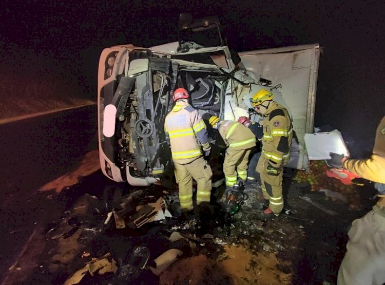 Homem morre em acidente entre carreta e caminhão, e BR-251 fica interditada