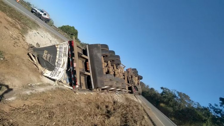 Caminhão carregado com sacos de cimento tomba na BR-262