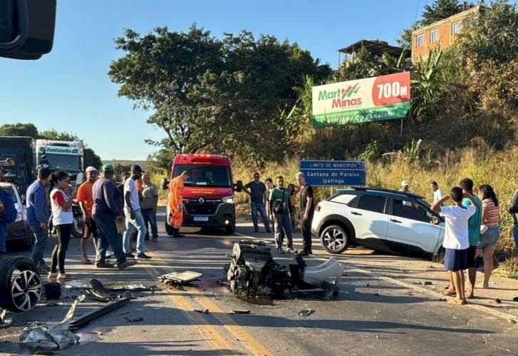 Motor de carro vai parar no meio da BR-381 após acidente com caminhão em MG; trânsito é lento