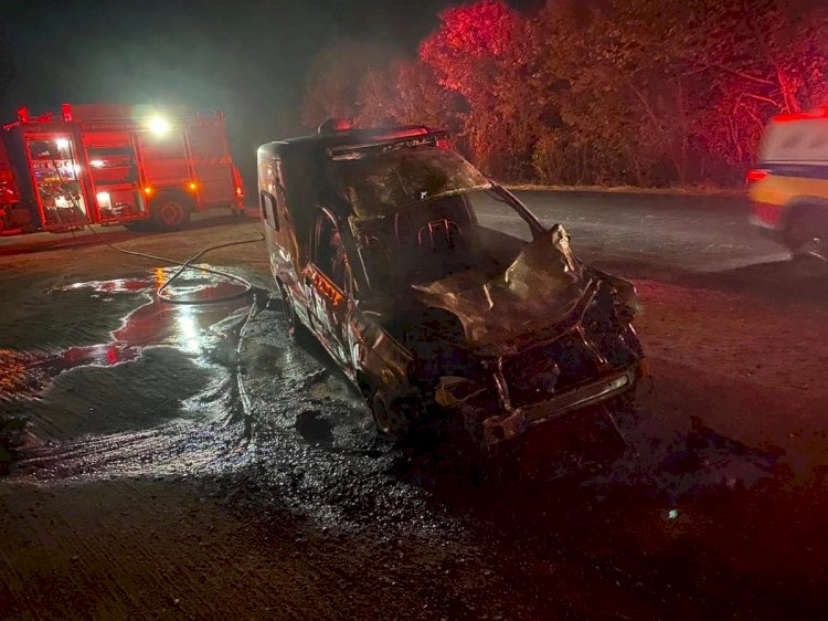 Ambulância pega fogo após atropelar e matar cavalo em rodovia de MG