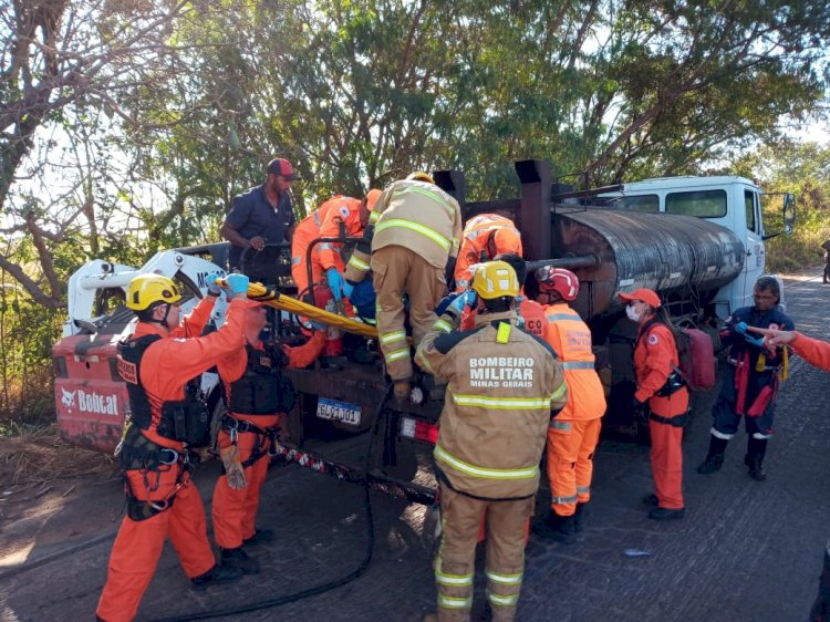 Trabalhador fica com a perna presa em máquina de reparar asfalto em rodovia de MG