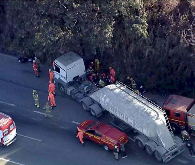 Acidente entre moto e caminhão deixa um homem morto e outro ferido na Grande BH