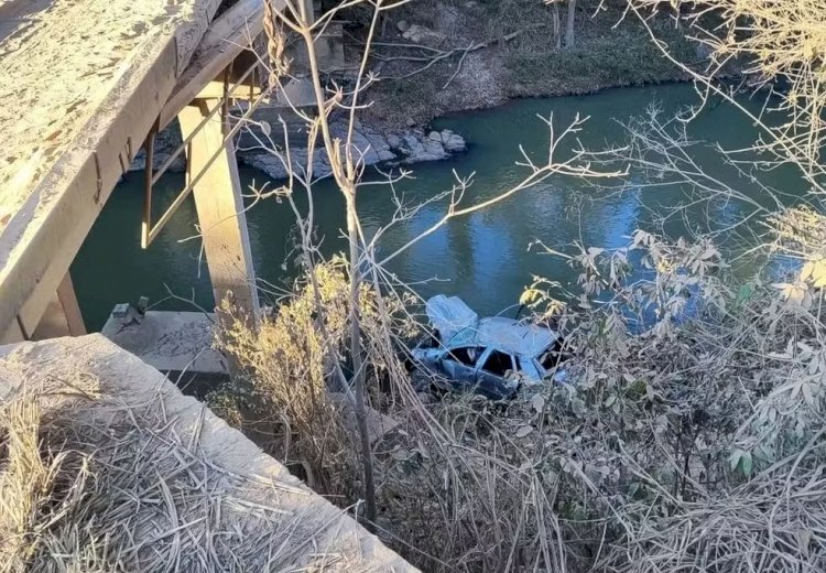 Carro cai de ponte de 20m e passageira morre em Igaratinga