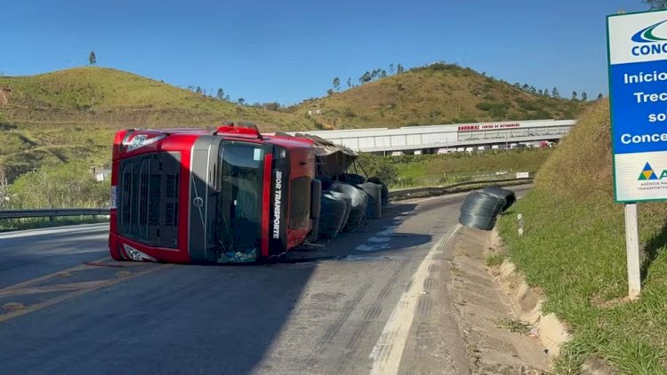 VÍDEO: Carreta tomba no trevo da BR-040 com a BR-267 e causa longo congestionamento