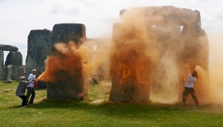 Ambientalistas pulverizam tinta laranja no famoso monumento Stonehenge