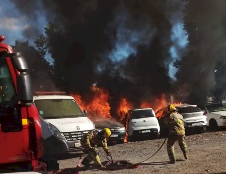 Incêndio destrói ambulância e outros quatro veículos em Ubá; VÍDEO