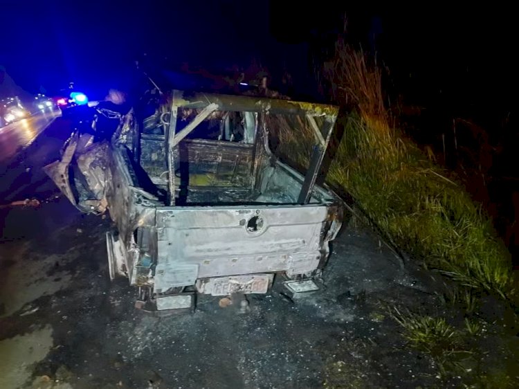 Caminhonete pega fogo após bater em carreta e motorista morre carbonizado na BR-262