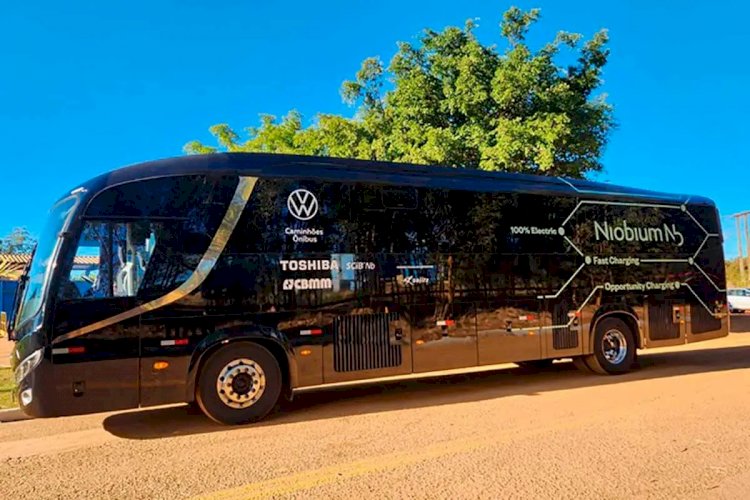 Primeiro ônibus elétrico do mundo com bateria de nióbio e carregamento de 10 minutos é lançado em Minas