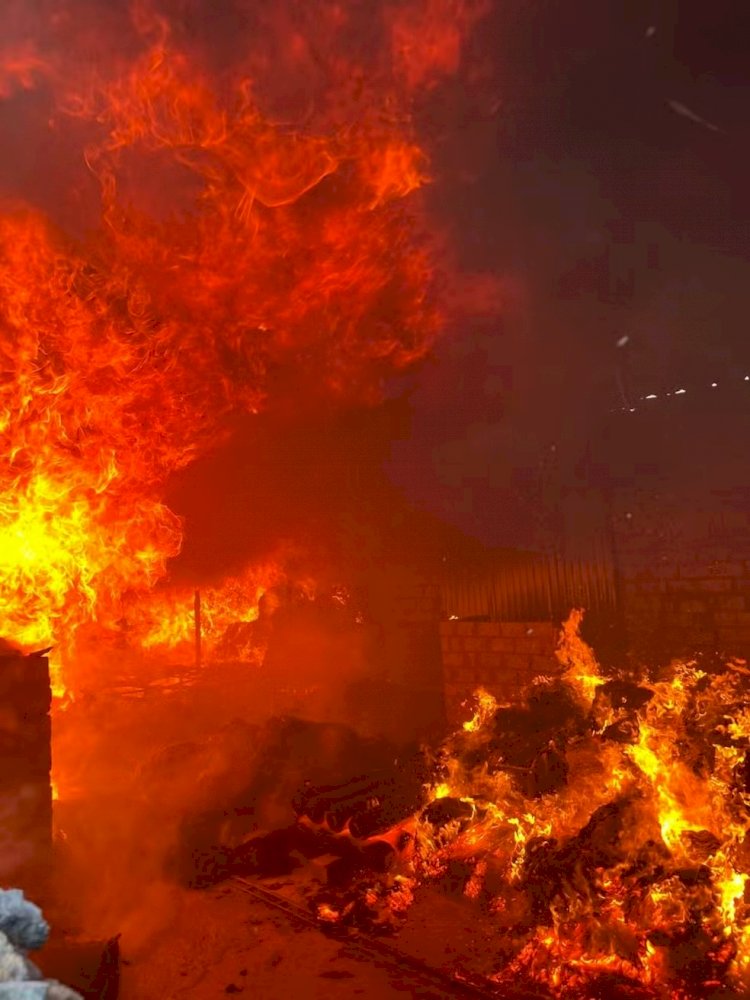 Fábrica de vassouras pega fogo em Ubá; FOTOS