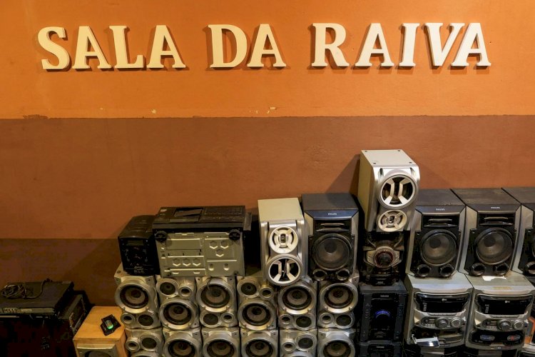 Conheça a Sala da Raiva, onde você pode descontar a fúria quebrando garrafas e computadores