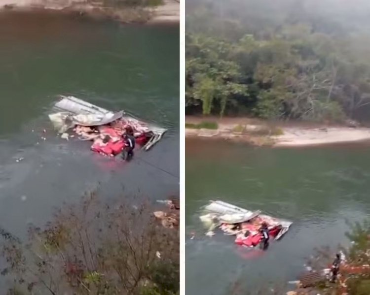 Motorista é socorrido com água até o pescoço após caminhão cair em leito de rio; VÍDEO