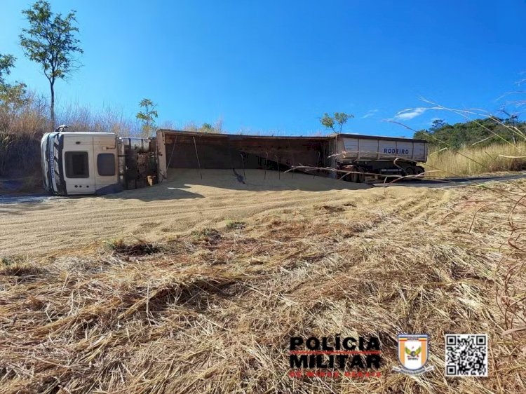 Caminhão tomba na LMG-662, em Natalândia, e carga de soja fica espalhada na pista