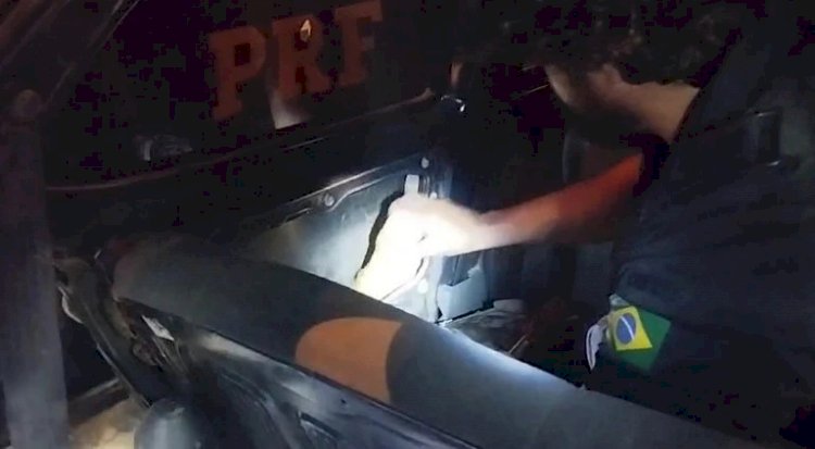 Polícia apreende mil pinos de cocaína escondidos em carro na BR-116, em MG