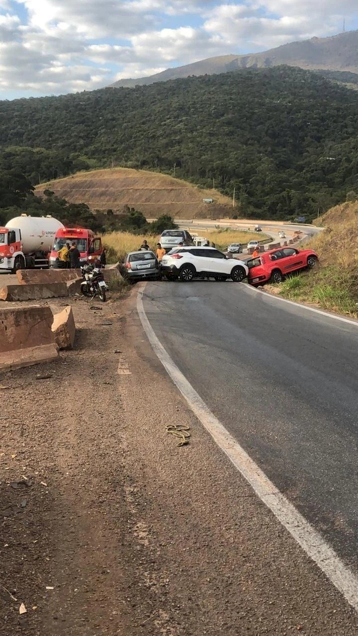 Batida entre vários veículos deixa ao menos oito feridos na BR-381, no trevo de Caeté