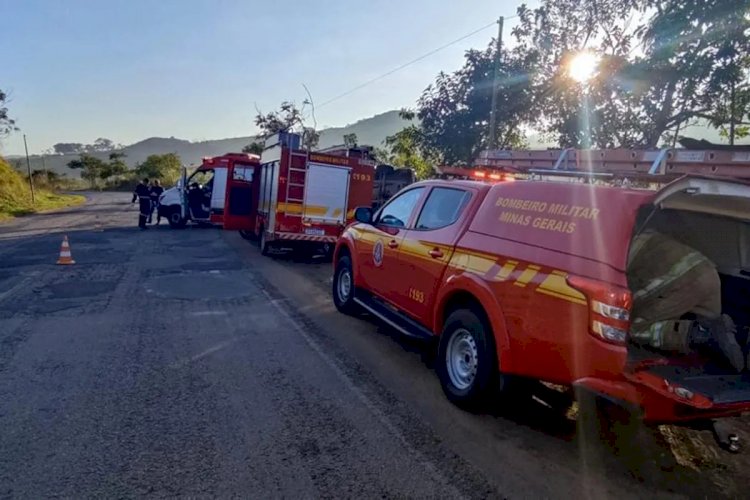 Caminhão que seguia para JF tomba na MG-353