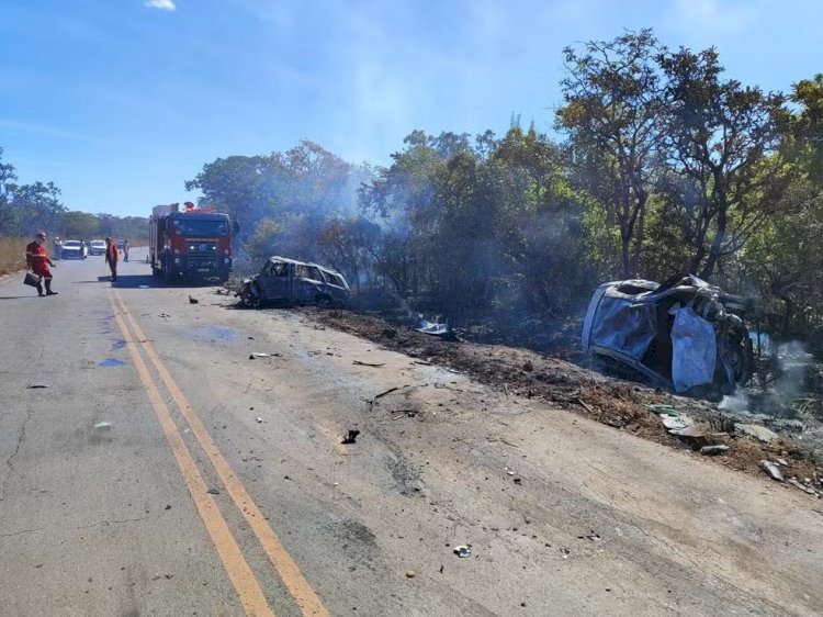 Carros pegam fogo após batida frontal e motoristas morrem carbonizados