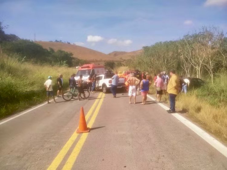 Acidente envolvendo três carros deixa um morto na BR-267, em Leopoldina