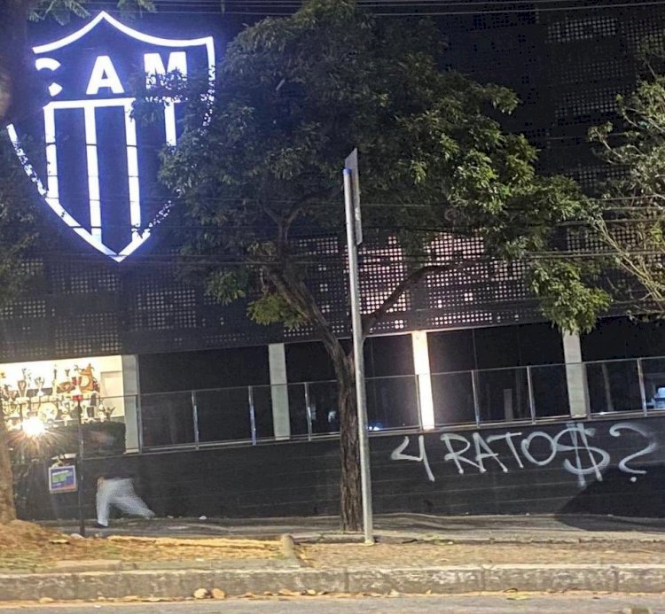 Galo limpa pichação feita na sede de Lourdes após derrota para o Botafogo