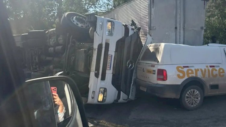 Vídeo: carreta tomba, atinge um caminhão e um ônibus e deixa três feridos na BR-381