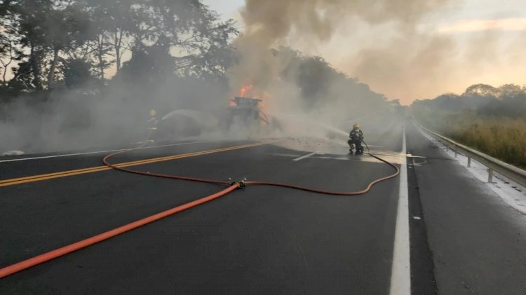 Caminhão carregado com vacinas fica destruído após incêndio em MG