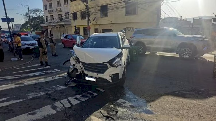 Motorista passa mal ao volante e causa acidente com outros dois carros na Avenida Olegário Maciel, em Juiz de Fora