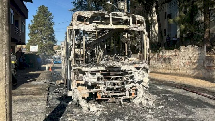 VÍDEO: Ônibus urbano pega fogo no Bairro Sagrado Coração, em Juiz de Fora