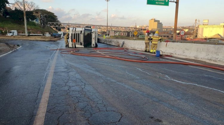 Caminhão tomba e fecha o Anel Rodoviário, em BH, nos dois sentidos