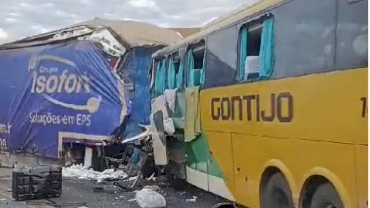 Vídeo: batida de frente entre carreta e ônibus na BR-116 deixa mortos e feridos em Minas