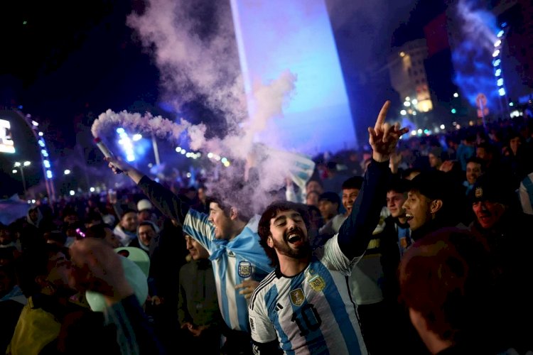 Argentinos se reúnem em Buenos Aires para festejar bi da Copa América