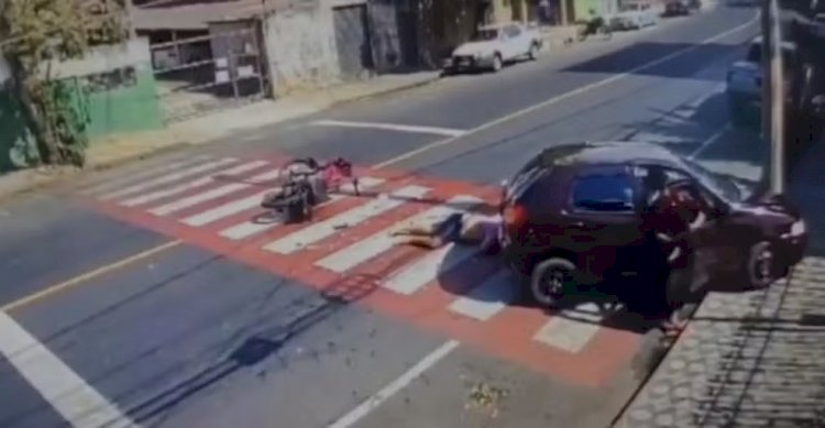 VÍDEO: Motorista faz conversão proibida e motociclista bate em cheio no carro em MG