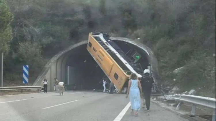 Ônibus fica de ponta-cabeça na entrada de túnel após capotar na Espanha