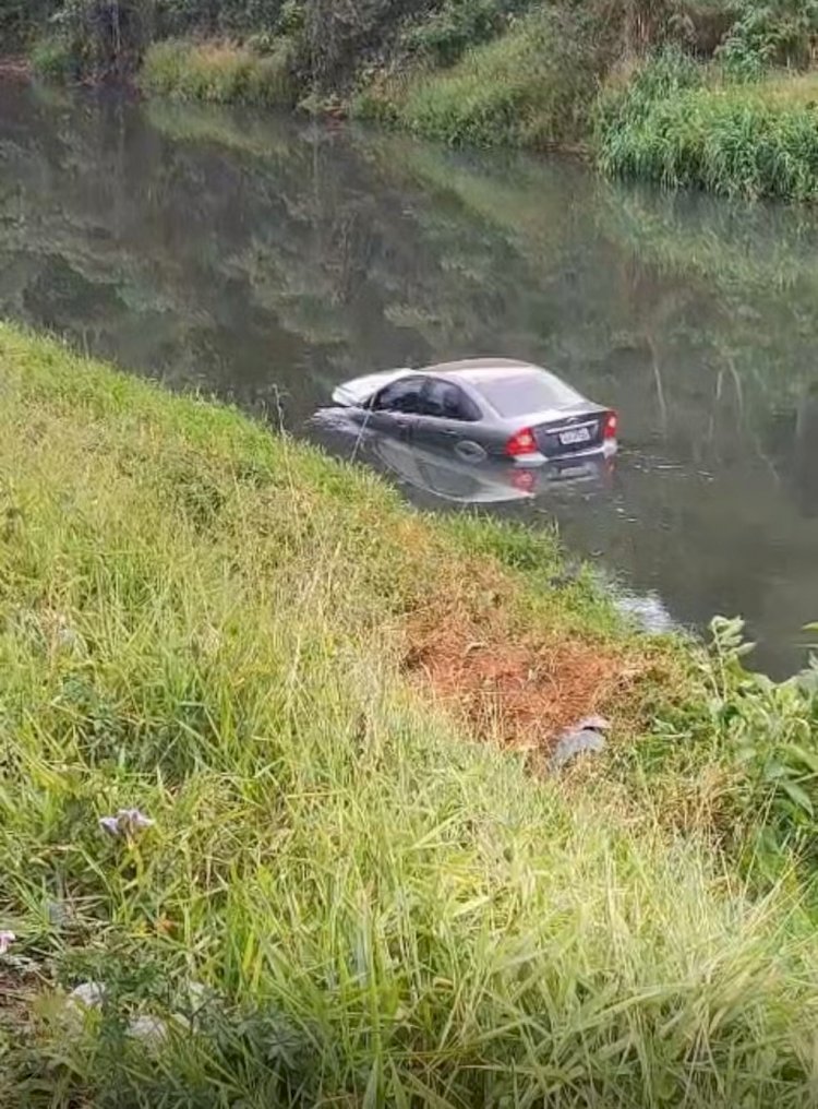 Motorista sai ileso após perder o controle do carro e cair no Rio Paraibuna em Juiz de Fora; VÍDEO