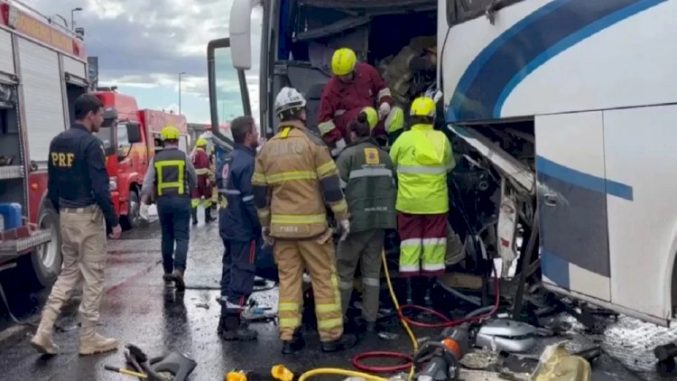 Acidente entre dois ônibus na BR-290 deixa quase 20 feridos em Porto Alegre (RS)