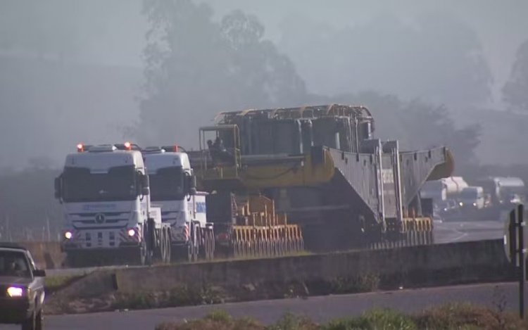 Transporte de carga de transformador elétrico gigante deixa trânsito lento e requer atenção de motoristas na Fernão Dias