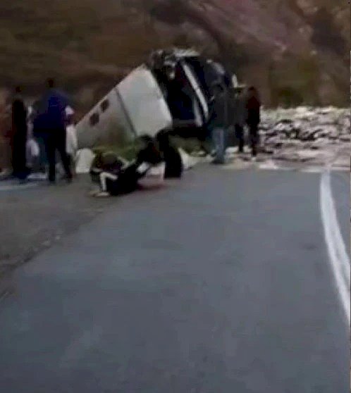 Batida entre carreta, ônibus e veículo de passeio deixa feridos na BR-116, em Teófilo Otoni