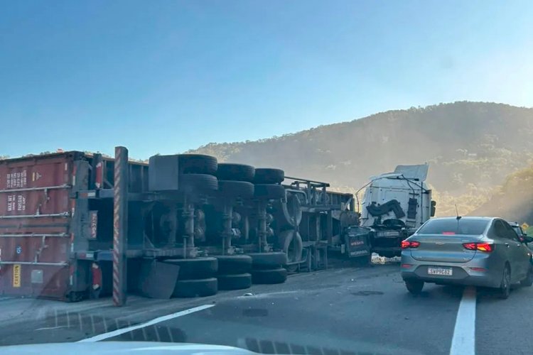 Trecho da BR-040 em Areal está interditado após tombamento de carreta