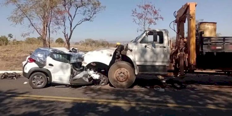 Carro bate de frente com caminhão na MG-413 e deixa três pessoas de uma mesma família mortos