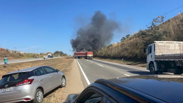 Duas carretas se envolvem em acidente e pegam fogo na BR-262 na Grande BH