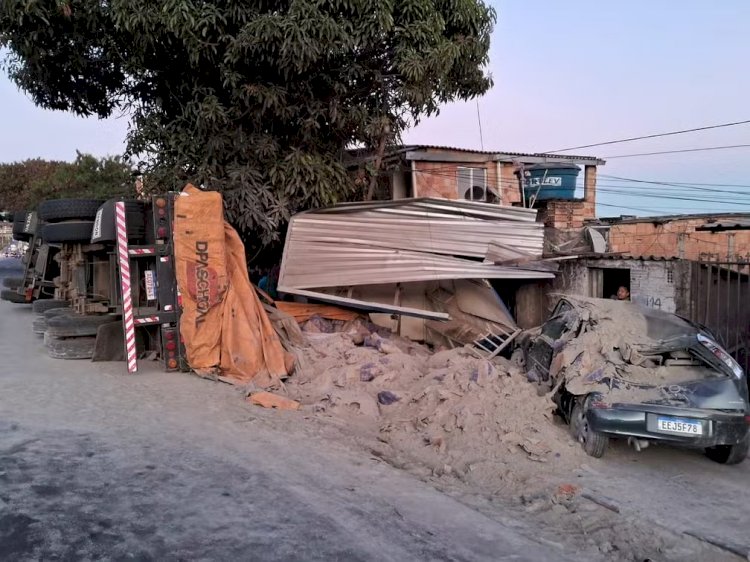 Carreta com cimento tomba e carga atinge carros; FOTOS