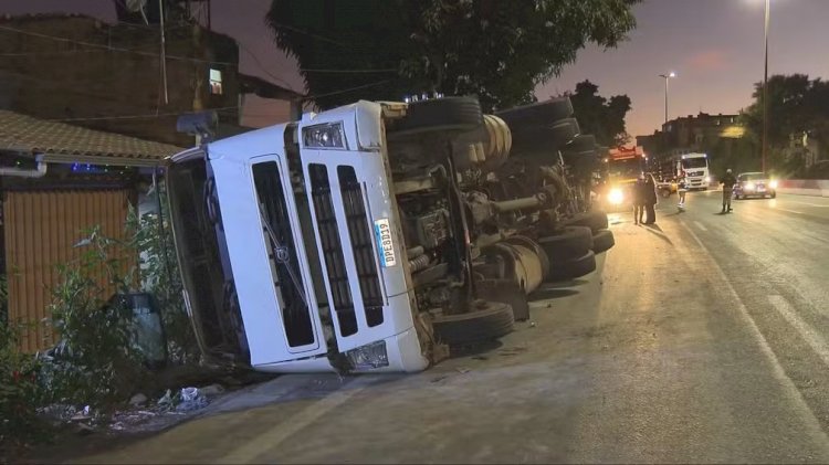 Carreta com cimento tomba e carga atinge carros; FOTOS