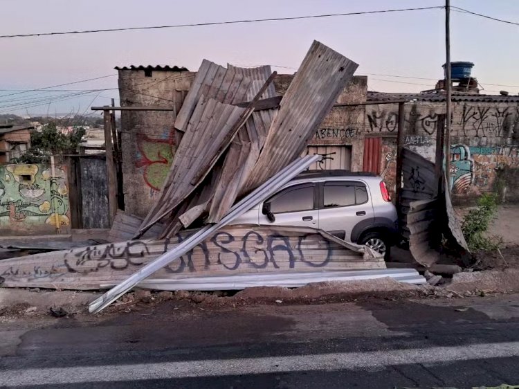 Carreta com cimento tomba e carga atinge carros; FOTOS