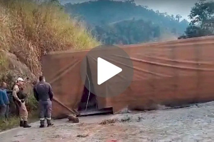 Carreta tomba em Coronel Pacheco, e trecho da MG-353 fica interditado